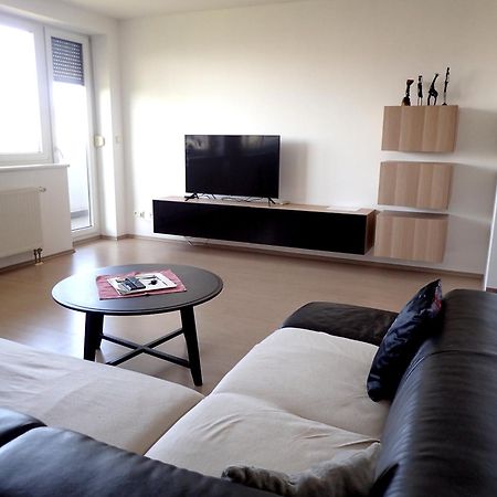Marguerite Apartment - Parking Including Bratislava Bagian luar foto