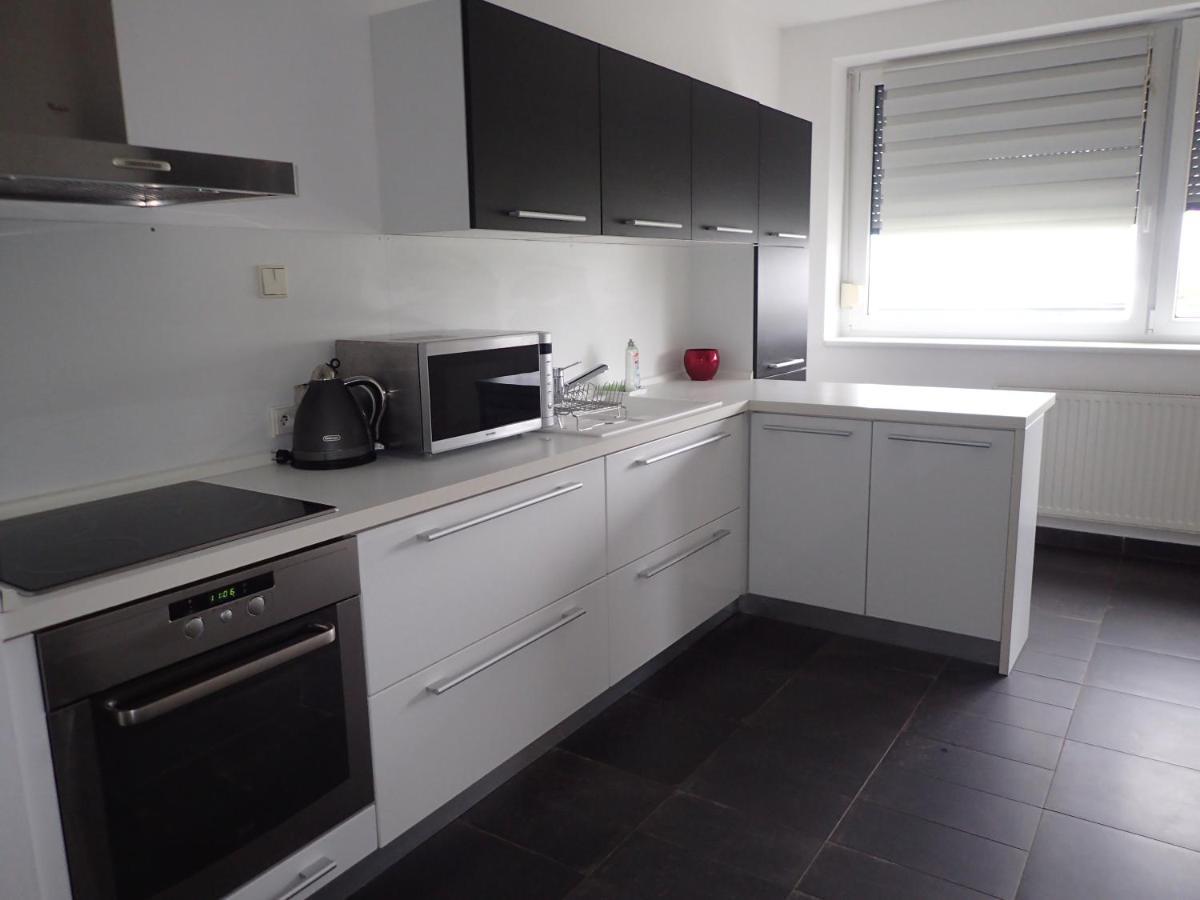 Marguerite Apartment - Parking Including Bratislava Bagian luar foto