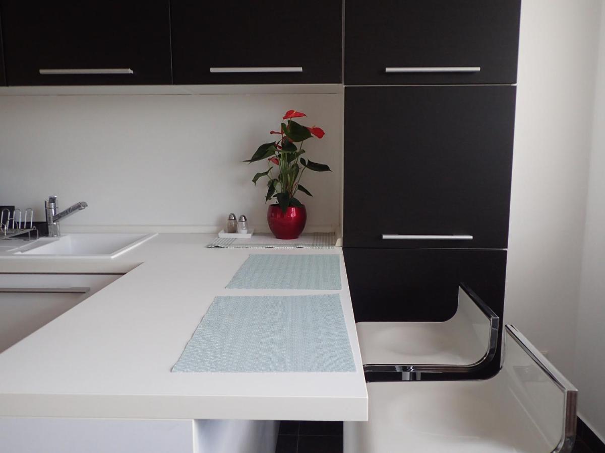 Marguerite Apartment - Parking Including Bratislava Bagian luar foto
